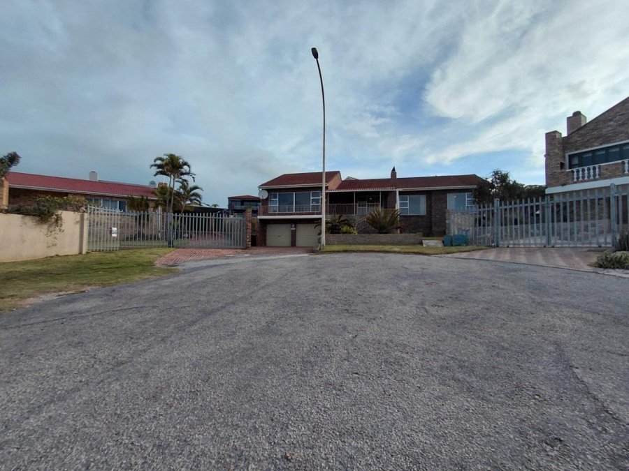 4 Bedroom Property for Sale in Wavecrest Eastern Cape